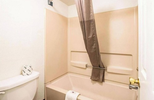 Summit Station Hotel | Relax Inn by OYO Columbus OH I 70