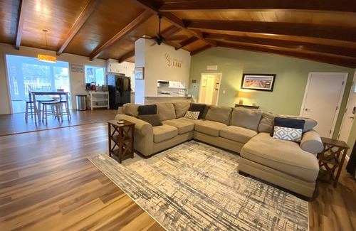 Inman House | Relax on Lake Bowen at our spacious 3-bedroom retreat
