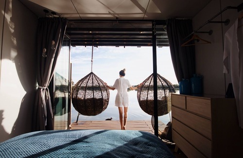 Seymour Boat Rental | Relax on the decks & watch the world float by