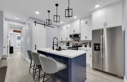 Pharr House | Relax + Unwind in this Modern & Spacious Townhome With 2 Car Garage