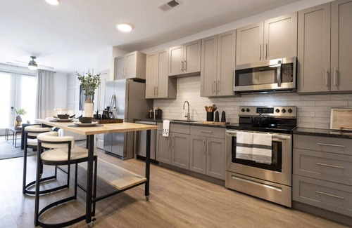 East Walnut HIlls Apartment | Relax & Unwind—Stylish Stay in Cincy’s Heart