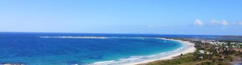 Bellevue House | Relaxation 100 m from Orient Bay
