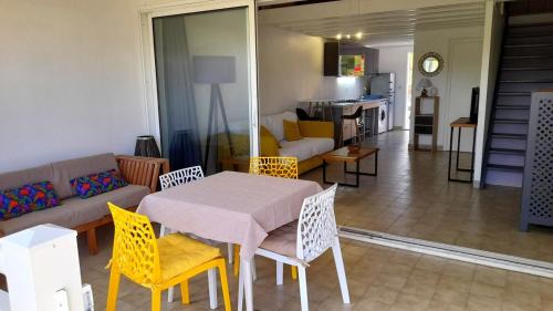 Bellevue House | Relaxation 100 m from Orient Bay