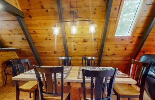 Flat Hollow Marina House | RelaxAwhile Cabins-HideAway Hollow