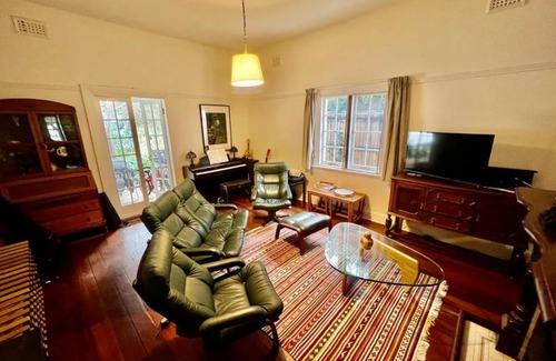 Claremont House | Relaxing 3 Bedroom Apartment in Perth