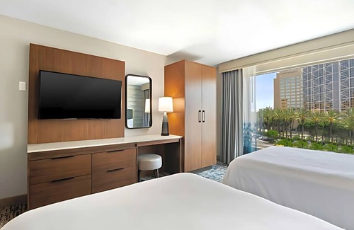 Anaheim Resort Hotel | Relaxing Anaheim Suites with Pool - 3 Units Perfect for Families & Explorers