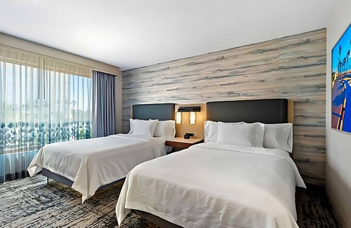 Anaheim Resort Hotel | Relaxing Anaheim Suites with Pool - 3 Units Perfect for Families & Explorers