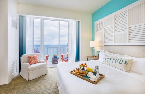 Hollywood Hotel | Relaxing Beachfront Room with Outdoor Pool and Near Oceanwalk Mall