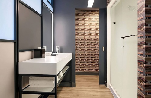 Portland Hotel | Relaxing Couple Pet-Friendly Stay | Seafood & Portland Attractions