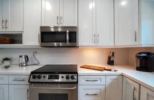 Coral Heights House | Relaxing Family vacation with Pool near Cruise, Airport, beach, downtown