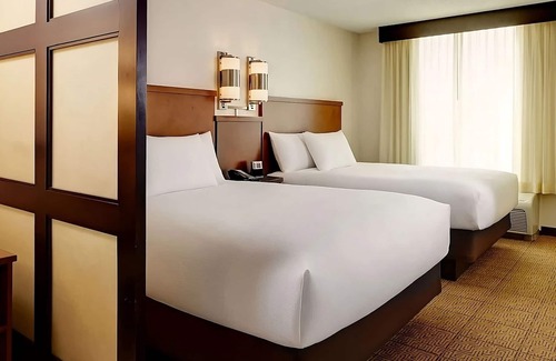 Austin Hotel | Relaxing Getaway! Swimming Pool, FREE Parking, Near LBJ Presidential Library!