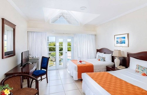 Rodney Bay Hotel | Relaxing Oasis in Saint Lucia! FREE Shuttle to Reduit Beach & Water Sports!