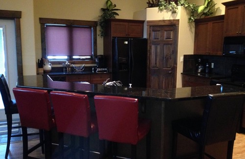 East Kootenay House | Relaxing Radium Home ~ Relax In our New Hot Tub!