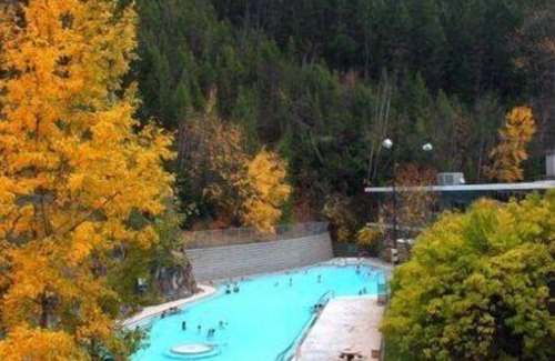 East Kootenay House | Relaxing Radium Home ~ Relax In our New Hot Tub!