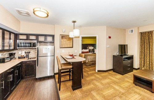 Farragut Condo | Relaxing Retreat in Knoxville | Complimentary Breakfast + Shared Outdoor Pool + 24h Business Center