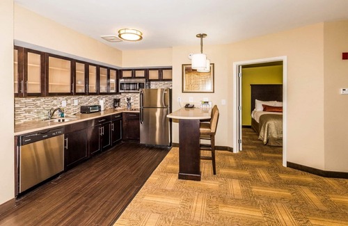 Farragut Condo | Relaxing Retreat in Knoxville | Complimentary Breakfast + Shared Outdoor Pool + 24h Business Center