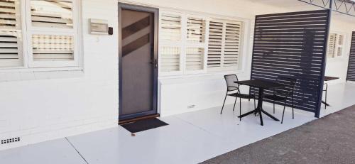 Rockingham Apartment | Relaxing Retreat Near Penguin Island - Hosted by Canstay