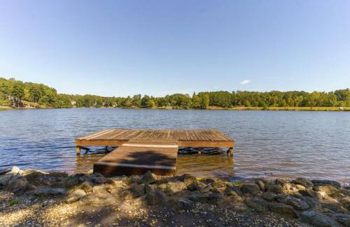 Lithonia House | Relaxing Retreat with 55-Inch TV and Lake Views