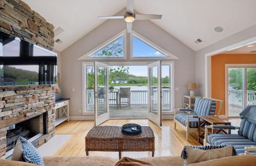 Bellevue House | Relaxing Riverfront Family Escape w Private Dock