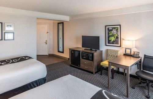 Ahwatukee Foothills House | Relaxing Stay! 4 Convenient Units, Free Breakfast, Pool, Pets Allowed