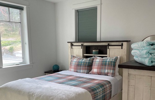 Sooke House | Relaxing stay on the Ocean with private cove beach access, hot tub & fireplace.