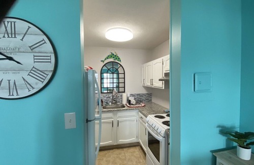 El Centro Beach Condo | Relaxing Studio short walk to beach! Free round of Golf & Activities Daily!
