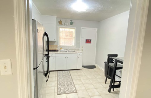 Albany Apartment | Relaxing Suite B- 2 minutes to Phoebe