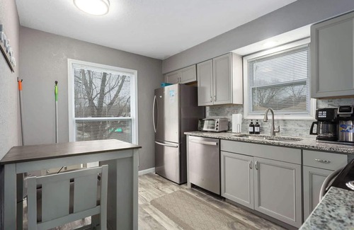 Lenexa House | Relaxing Townhome in OP|4BR all KING beds