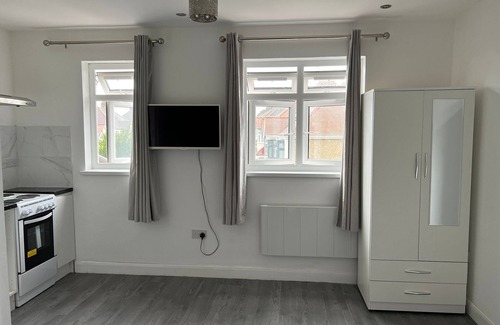 Cranbrook Apartment | Remarkable 1-bed Studio Apartment in Redbridge