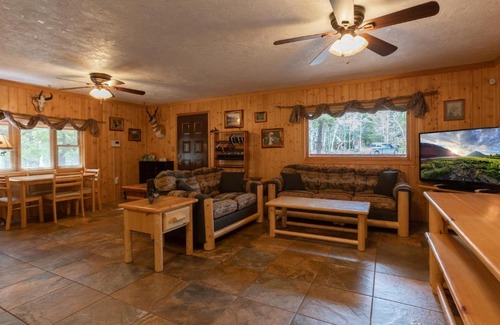 Island Park House | Remington Reload by KABINO Hot Tub FirePit Roku Big Yard Driveway Grill WiFi Trails
