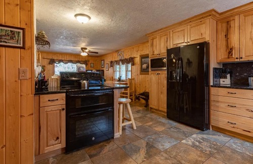 Island Park House | Remington Reload by KABINO Hot Tub FirePit Roku Big Yard Driveway Grill WiFi Trails