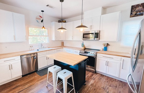 Napa Cottage | Remodeled 1900s cottage-10 min walk to Downtown Napa and pet friendly!