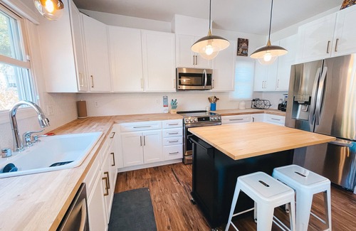 Napa Cottage | Remodeled 1900s cottage-10 min walk to Downtown Napa and pet friendly!