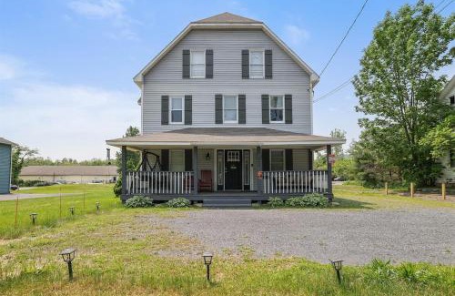 Tannersville House | Remodeled 4BR w Yard, Fire Pit, Near Camelback