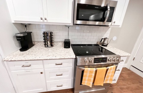 Lake City House | Remodeled and Convenient Downtown High Springs Retreat