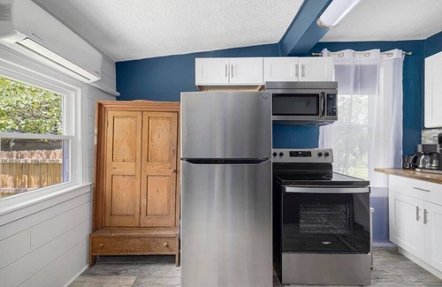 Bristol Apartment | Remodeled Apartment Blocks from Downtown Bristol