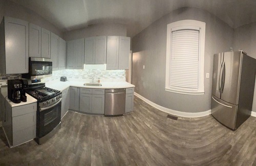 Greater Grand Crossing House | Remodeled Chicago Bungalow Perfect for Families or Groups/Huge Back Yard.