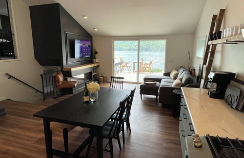 Dundee House | Remodeled family cottage with lake views close to wineries, hiking & tons more