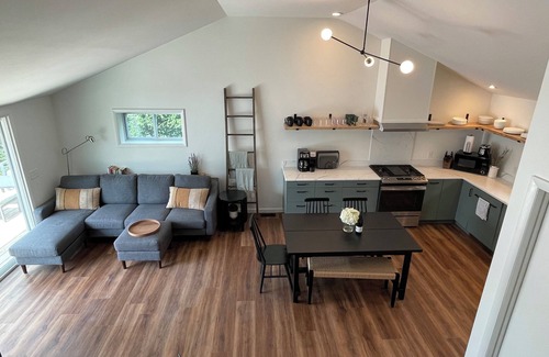 Dundee House | Remodeled family cottage with lake views close to wineries, hiking & tons more