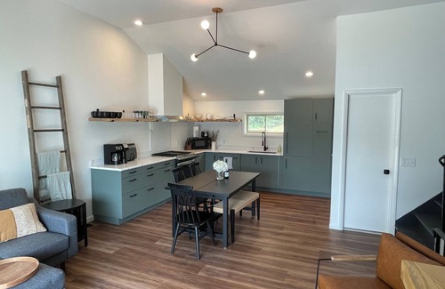 Dundee House | Remodeled family cottage with lake views close to wineries, hiking & tons more