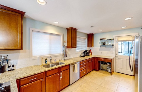 Broadview House | Remodeled mountain-view home with deck, streaming, wonderful backyard, patio, AC