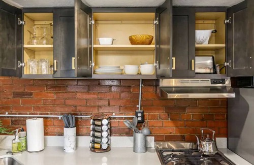 East Central Apartment | Remodeled studio -blocks from U of U - 45 min to Ski hills
