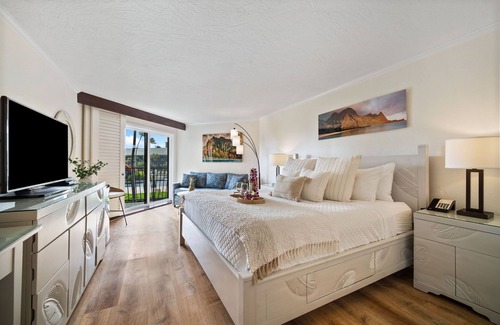 Hanamaulu Resort | Remodeled unit 4 Star Beachfront Resort-Steps to Beach,Pools,Jacuzzi,Restaurants
