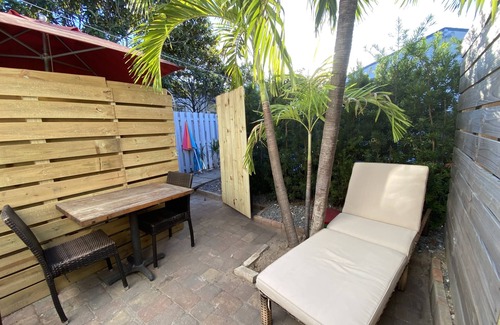 East Fort Lauderdale Cottage | Remodeled Beach Cottage, Queen Bed , Walk to Ocean, Dining & Shops!