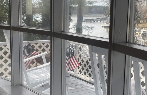 Southmont Cottage | Remodeled Water-Front Lake Cottage with Dock! Kayaks provided!
