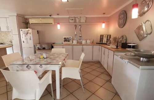 Douglas Hotel | Rene's Guest House