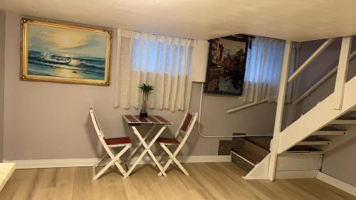Richmond Hill Villa | Renovated 2 Queen Beds Unit with Private Kitchen and Bathroom Near Yonge Street Basement