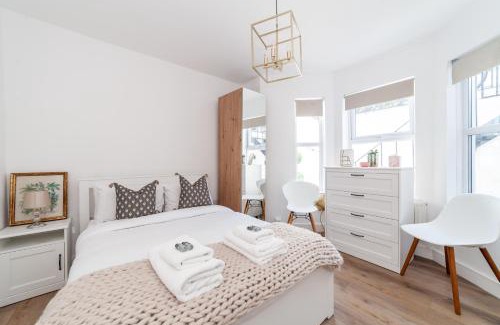 Hammersmith Broadway Apartment | Renovated 2BR Flat with garden, Hammersmith