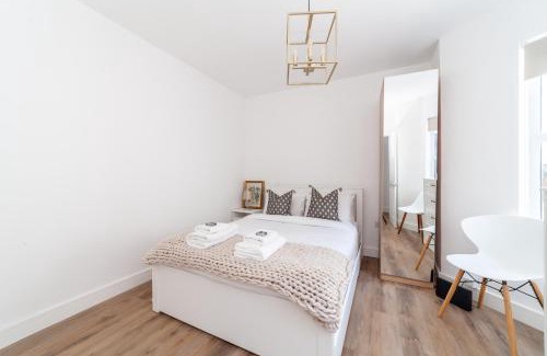 Hammersmith Broadway Apartment | Renovated 2BR Flat with garden, Hammersmith