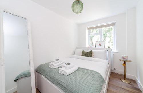 Hammersmith Broadway Apartment | Renovated 2BR Flat with garden, Hammersmith